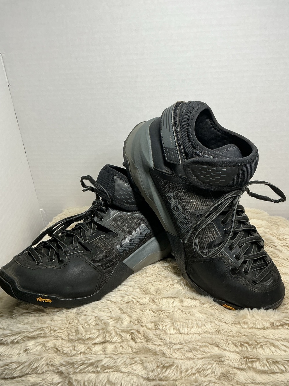 HOKA ONE ONE Arkali Women’s Size 9 Black Reflective Hiking Shoes